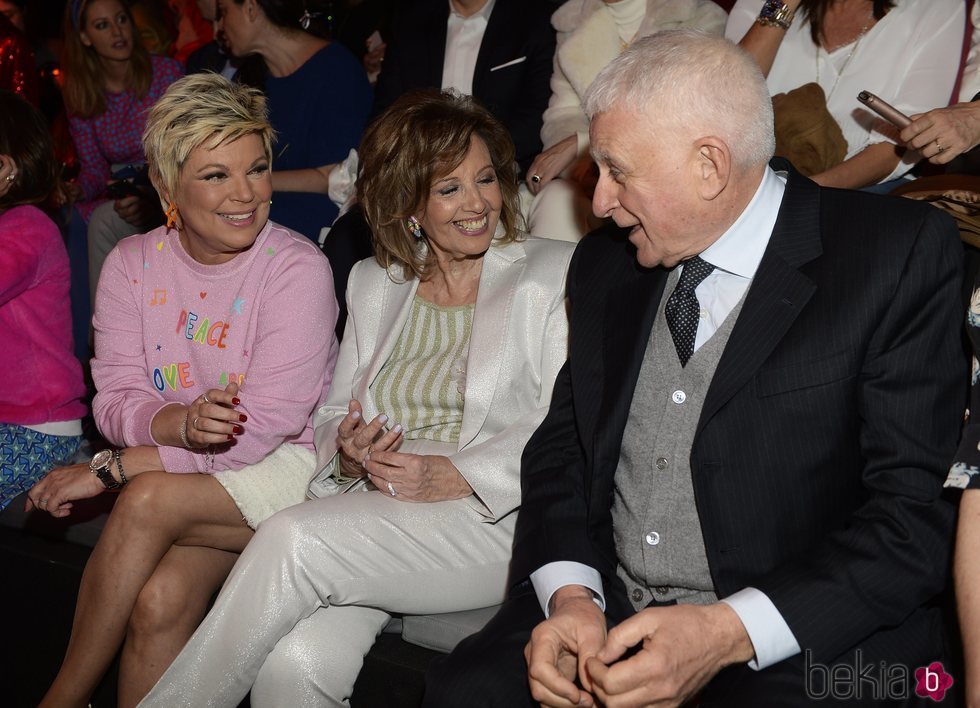 Terelu Campos, María Teresa Campos y Paolo Vasile en el desfile 2020-2021 de Ágatha Ruiz de la Prada de Madrid Fashion Week