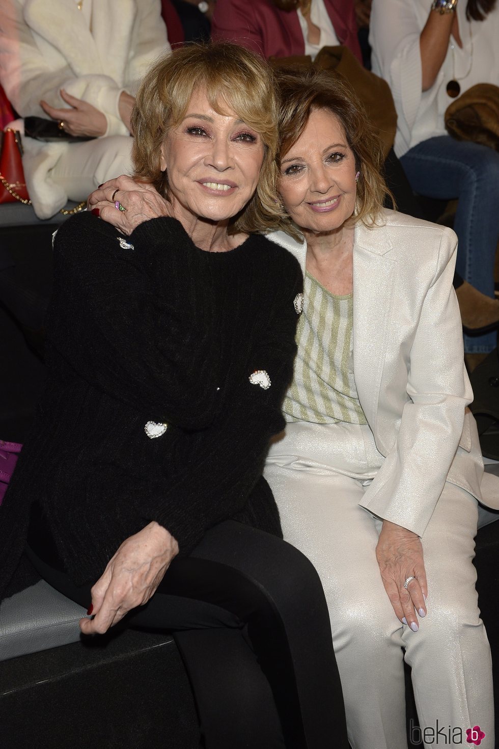 María Teresa Campos con Mila Ximénez en el desfile 2020-2021 de Ágatha Ruiz de la Prada de Madrid Fashion Week