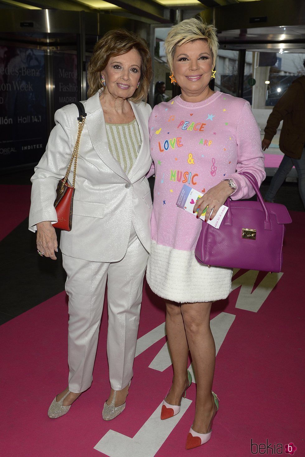 María Teresa Campos y Terelu Campos llegando al desfile de Ágatha Ruiz de la Prada en la Madrid Fashion Week