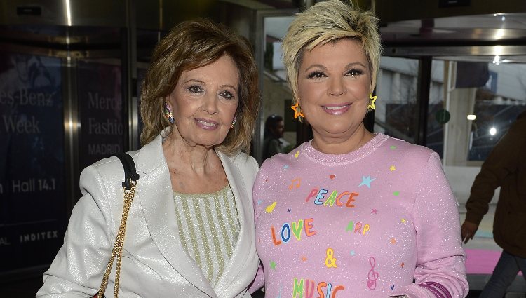 María Teresa Campos y Terelu Campos llegando al desfile de Ágatha Ruiz de la Prada en la Madrid Fashion Week