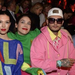 Alejandra Rubio, Cósima Ramírez y Omar Montes en el desfile de Ágatha Ruiz de la Prada 2020-2021 en la Madrid Fashion Week