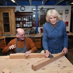 Camilla Parker en la sección de carpintería durante su visita a la Sucursal de Banbury del Servicio Voluntario Real