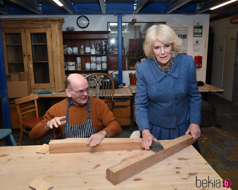 Camilla Parker en la sección de carpintería durante su visita a la Sucursal de Banbury del Servicio Voluntario Real