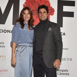 Lourdes Montes posando con Fran Rivera tras su desfile en SIMOF 2020