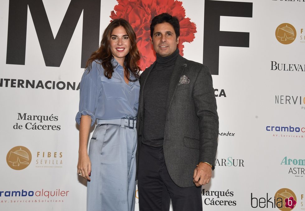 Lourdes Montes posando con Fran Rivera tras su desfile en SIMOF 2020