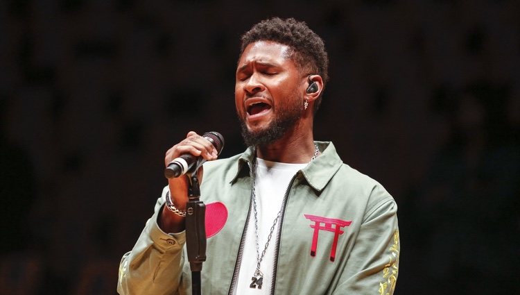 Usher actuando en el homenaje a Kobe Bryant en el Staples Center de Los Ángeles