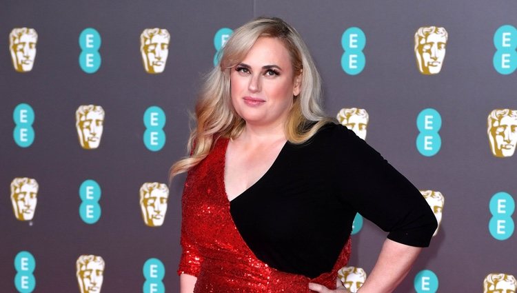 Rebel Wilson en la alfombra roja de los Premios BAFTA 2020