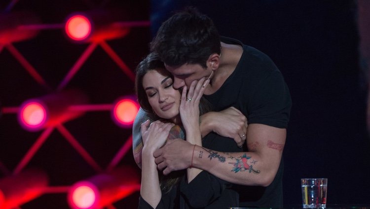 Diego Matamoros abraza a Estela Grande en la Gala 4 de 'El tiempo del descuento'