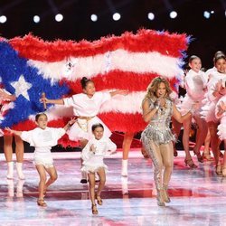 Jennifer Lopez con su hije Emme durante su actuación en la Super Bowl 2020