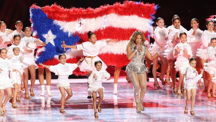 Jennifer Lopez con su hije Emme durante su actuación en la Super Bowl 2020