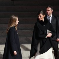 La Reina Letizia habla con la Princesa Leonor llegando a la Apertura de la XIV Legislatura