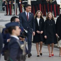 Pedro Sánchez, la Princesa Leonor, la Infanta Sofía y la Reina Letizia llegando a la Apertura de la XIV Legislatura