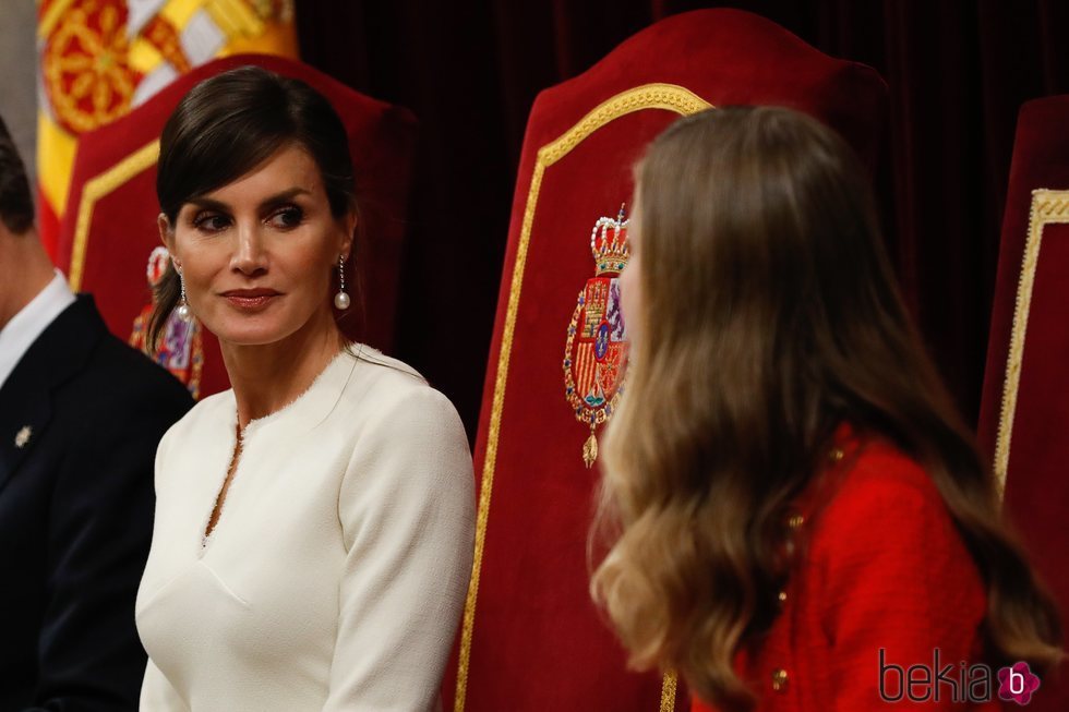 La Reina Letizia mira a su hija, la Princesa Leonor, en la Apertura de la XIV Legislatura