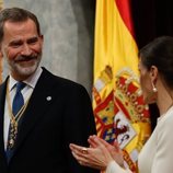 El Rey Felipe mira sonriente a la Reina Letizia en la Apertura de la XIV Legislatura