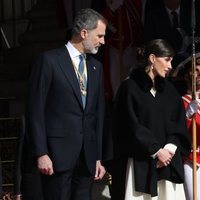 Los Reyes Felipe y Letizia hablando con la Infanta Sofía en la Apertura de la XIV Legislatura