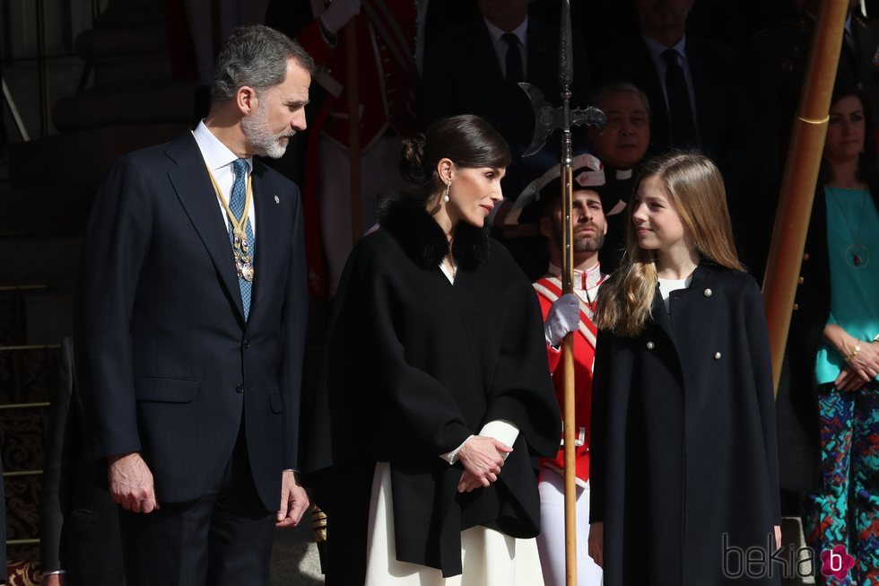 Los Reyes Felipe y Letizia hablando con la Infanta Sofía en la Apertura de la XIV Legislatura