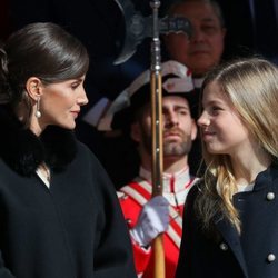 La Reina Letizia hablando con la Infanta Sofía en la Apertura de la XIV Legislatura