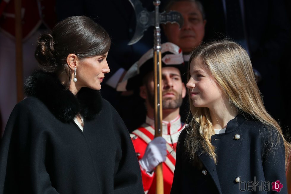 La Reina Letizia hablando con la Infanta Sofía en la Apertura de la XIV Legislatura