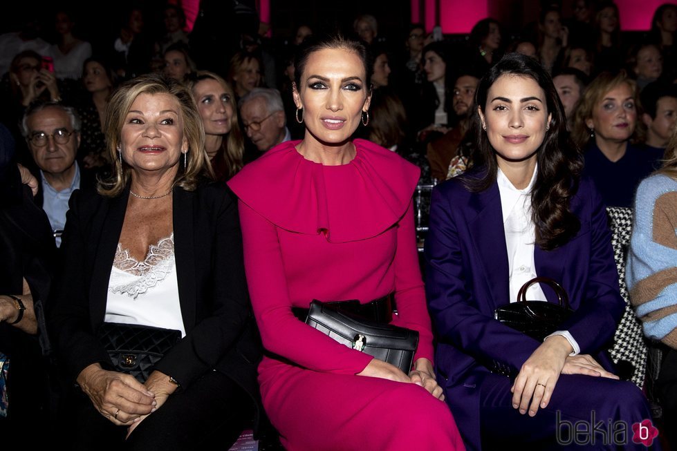 Cari Lapique, Nieves Álvarez y Alessandra de Osma en el desfile de Pertegaz 2020