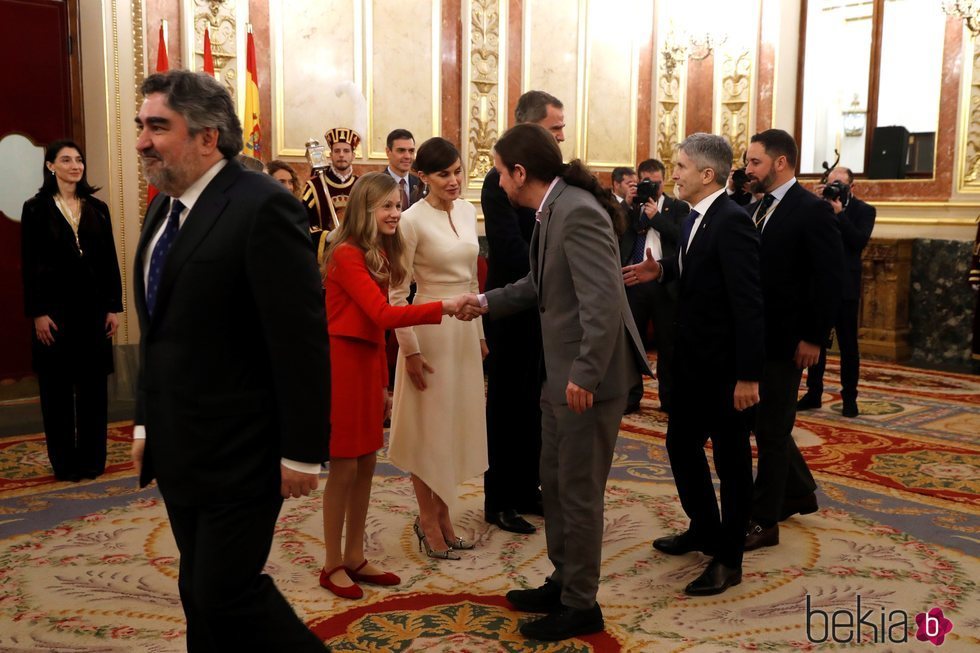 Pablo Iglesias saludando a la Princesa Leonor en la Apertura de la XIV Legislatura