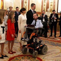 Pablo Echenique con los Reyes Felipe y Letizia, la Princesa Leonor y la Infanta Sofía en el besamanos de la Apertura de la XIV Legislatura