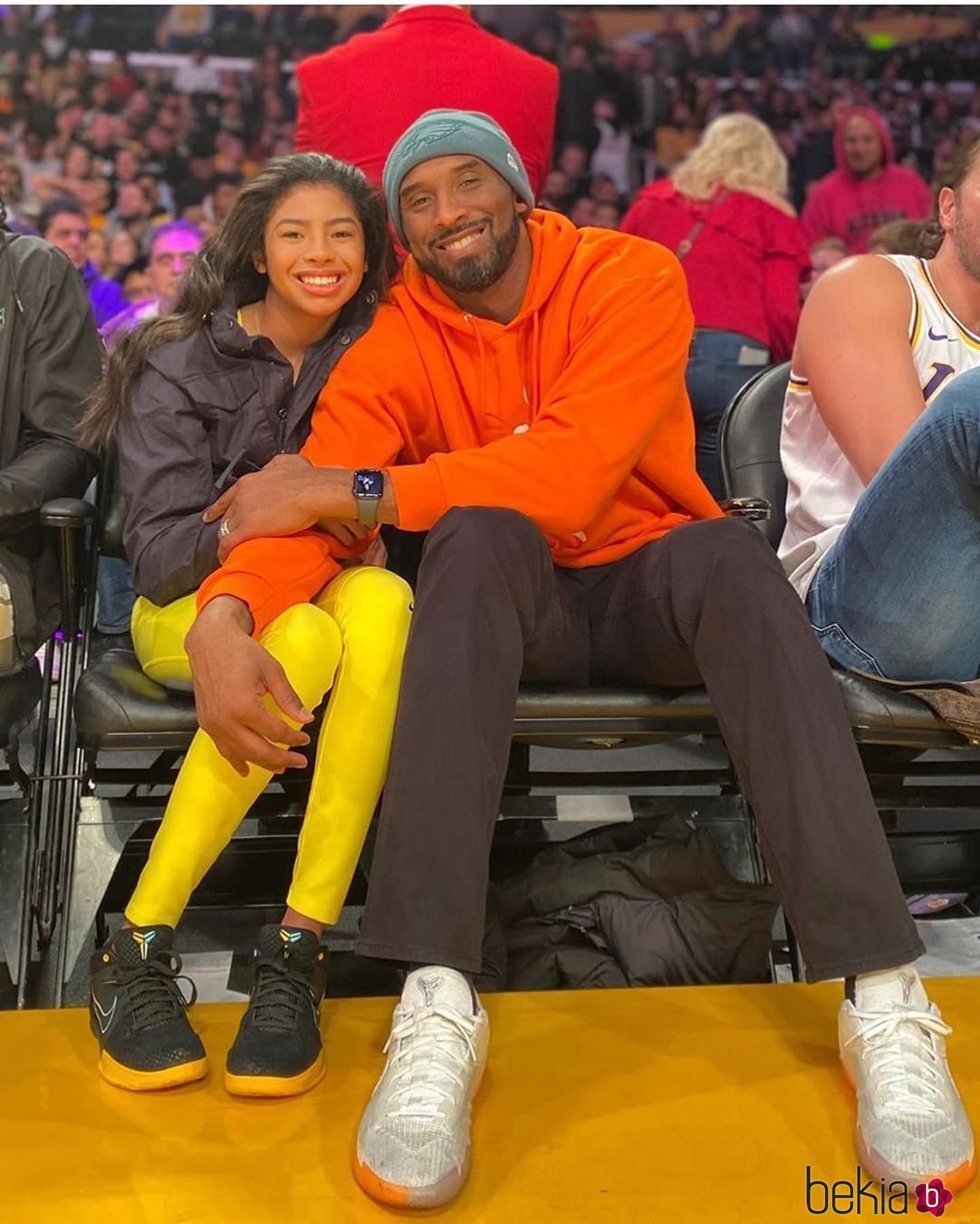 Kobe Bryant y su hija Gigi en un partido de baloncesto