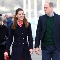 Los Duques de Cambridge durante una visita al puerto de Gales