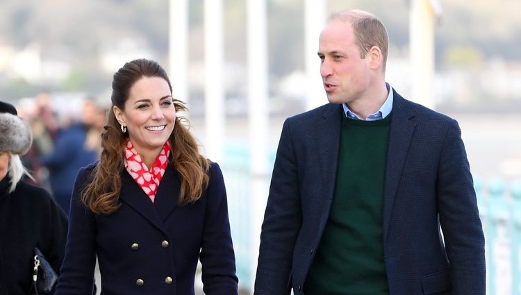 Los Duques de Cambridge durante una visita al puerto de Gales