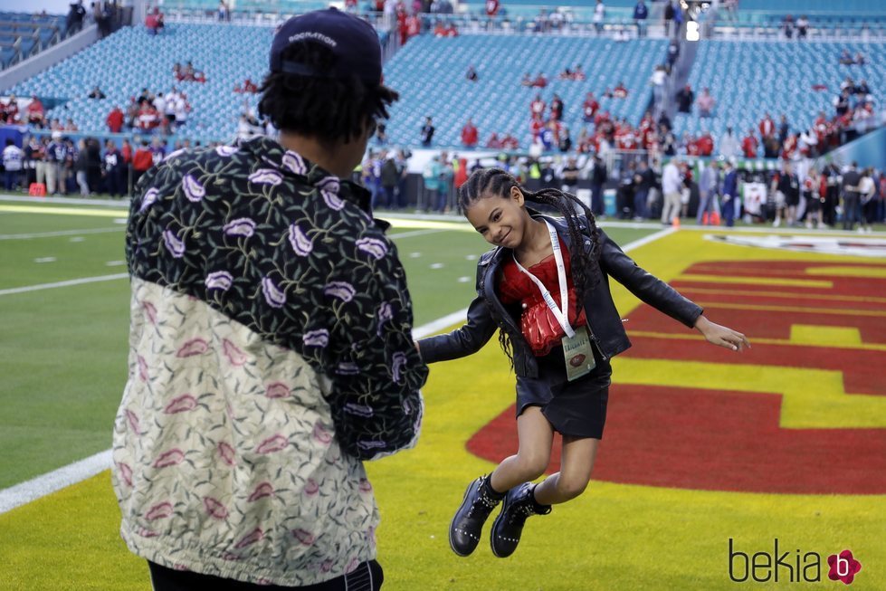 Jay Z haciendo una foto a su hija Blue Ivy Carter en la Super Bowl 2020