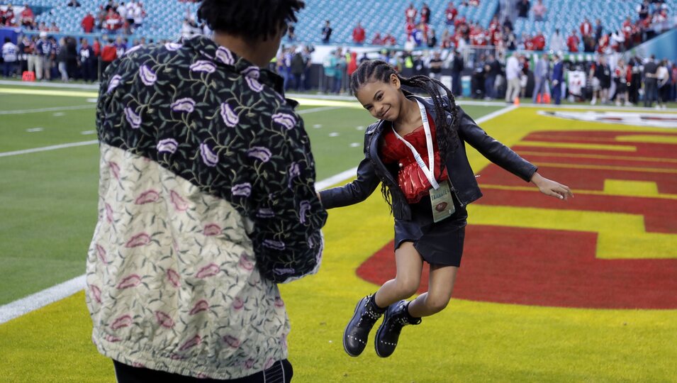 Jay Z haciendo una foto a su hija Blue Ivy Carter en la Super Bowl 2020