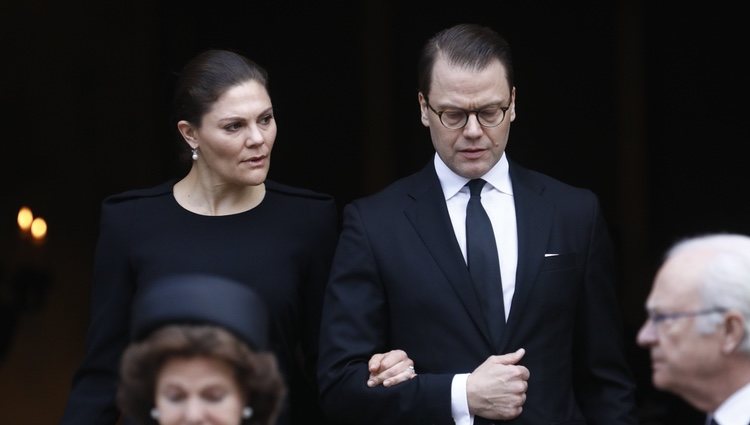 Los Príncipes Victoria y Daniel de Suecia en el funeral de Dagmar von Arbin