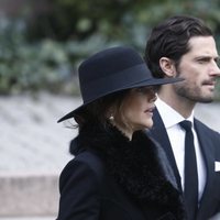 Los Príncipes Carlos Felipe y Sofía de Suecia en el funeral de Dagmar von Arbin