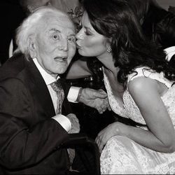 Catherine Zeta-Jones con su suegro Kirk Douglas