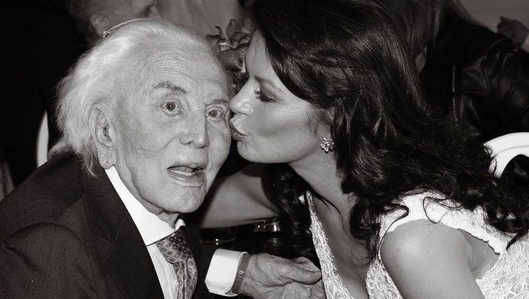 Catherine Zeta-Jones con su suegro Kirk Douglas