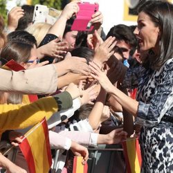 La Reina Letizia saluda emocionada a la ciudadanía en Écija