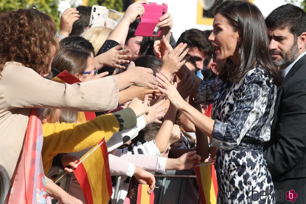 La Reina Letizia saluda emocionada a la ciudadanía en Écija