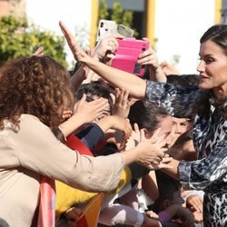 La Reina Letizia saluda a los ciudadanos y ciudadanas de Écija