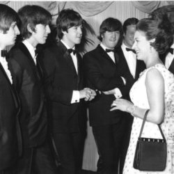 Los Beatles saludando a la Princesa Margarita de Inglaterra