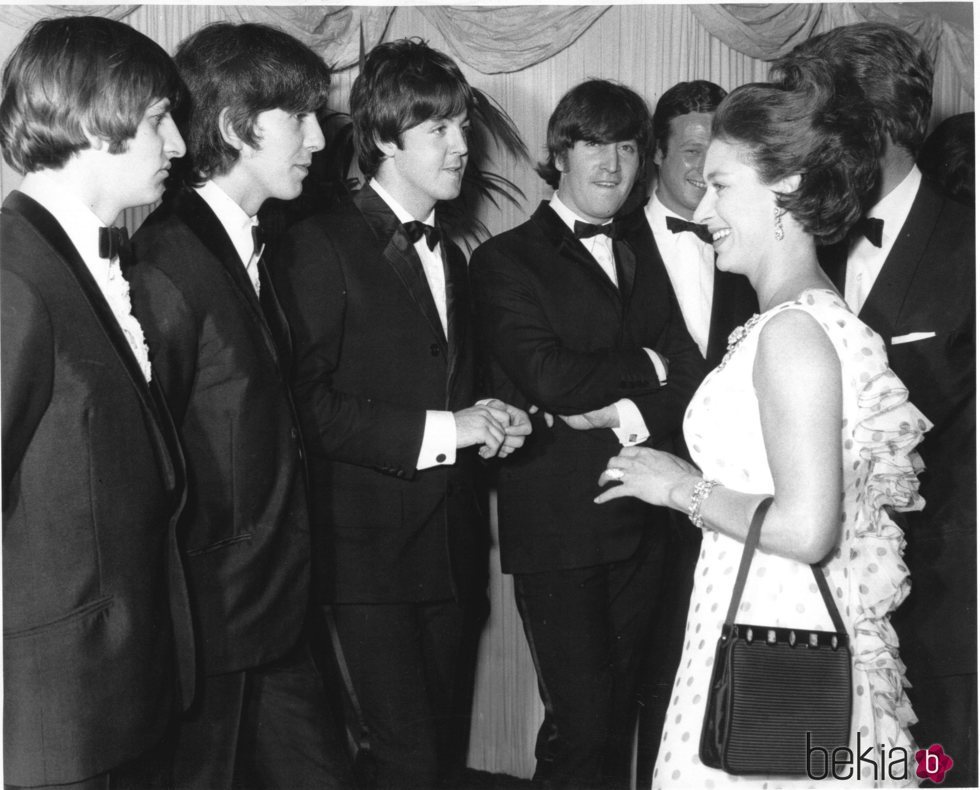 Los Beatles saludando a la Princesa Margarita de Inglaterra