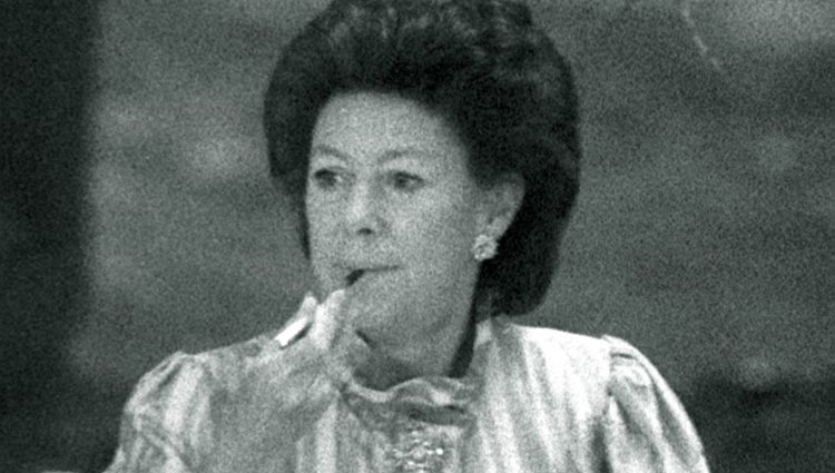 La Princesa Margarita de Inglaterra fumando durante una cena de gala