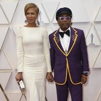 Spike Lee y Tonya Lewis Lee  en la alfombra de los Oscar 2020