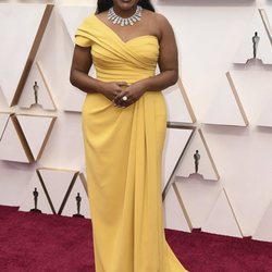 Mindy Kaling en la alfombra de los Oscar 2020