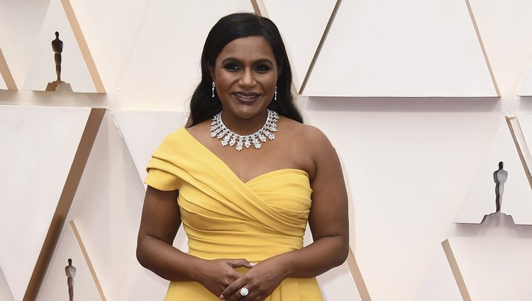 Mindy Kaling en la alfombra de los Oscar 2020