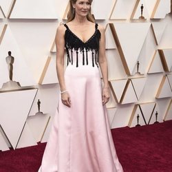 Laura Dern en la alfombra de los Oscar 2020