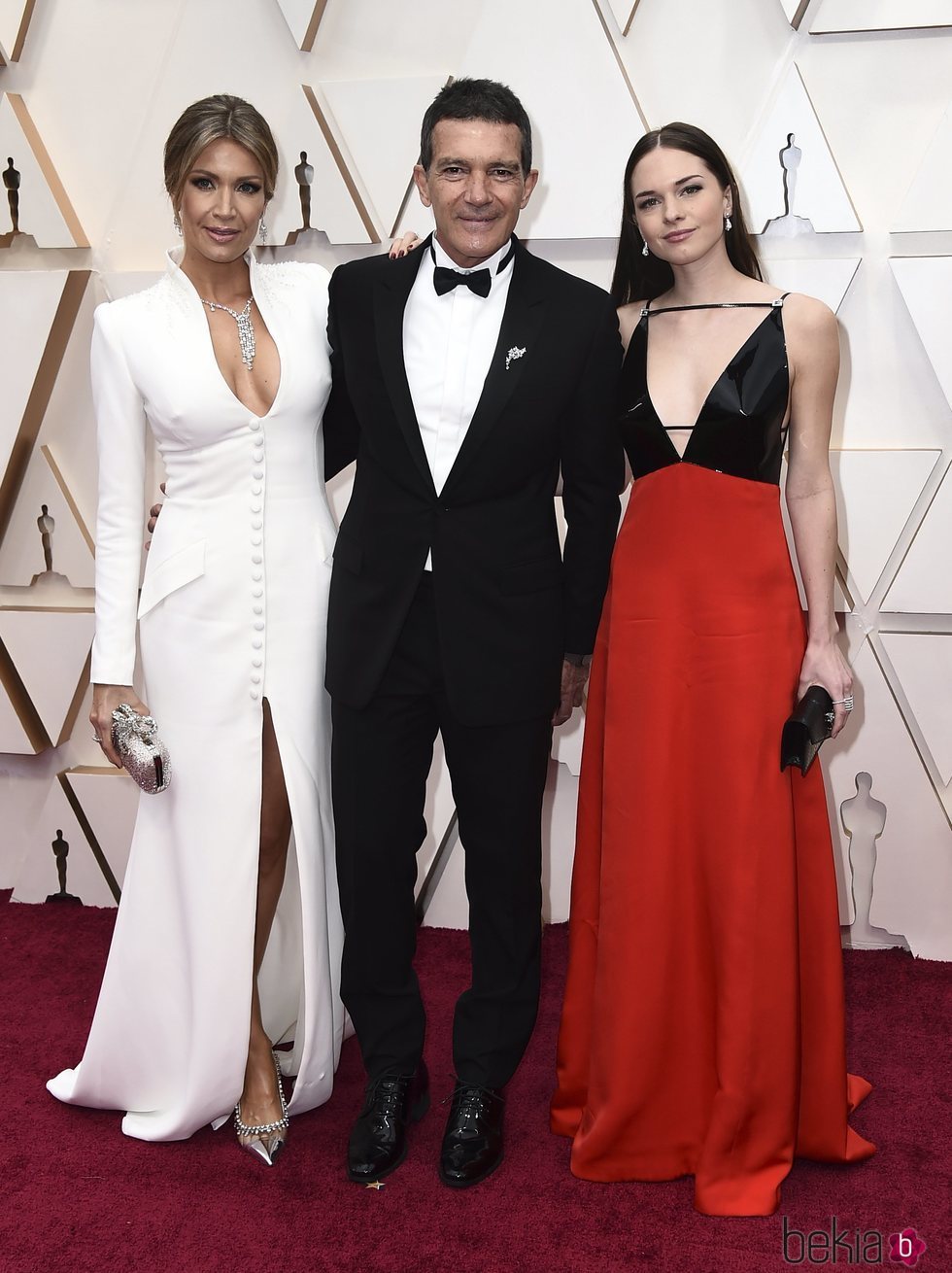 Antonio Banderas, Nicole Kimpel y Stella del Carmen en la alfombra de los Oscar 2020