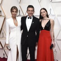 Antonio Banderas, Nicole Kimpel y Stella del Carmen en la alfombra de los Oscar 2020