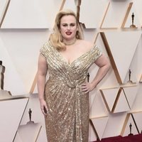 Rebel Wilson en la alfombra de los Oscar 2020