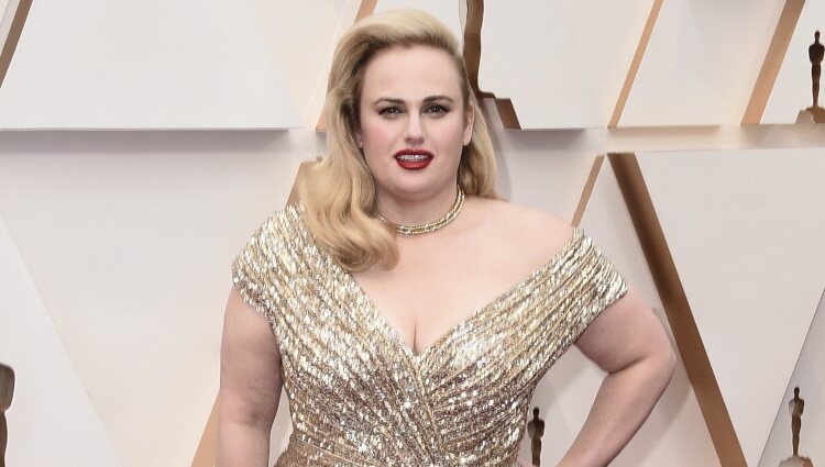 Rebel Wilson en la alfombra de los Oscar 2020