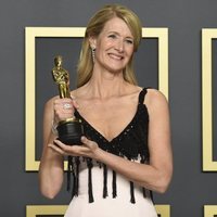 Laura Dern posando con su Oscar 2020 a Mejor actriz de reparto