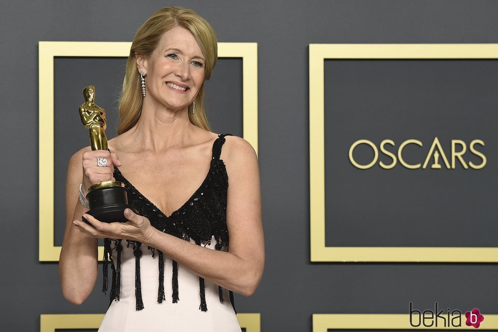 Laura Dern posando con su Oscar 2020 a Mejor actriz de reparto